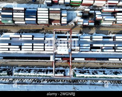 LIANYUNGANG, CINA - 6 FEBBRAIO 2024 - per caricare container per la base logistica a della cooperazione tra Cina e Kazakistan (Lianyungang) vengono utilizzati macchinari di grandi dimensioni Foto Stock