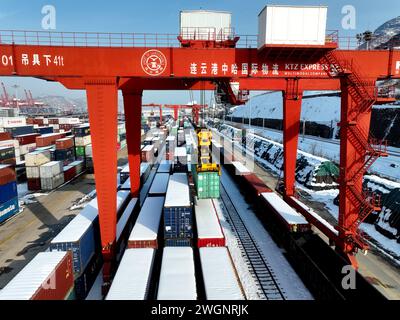 LIANYUNGANG, CINA - 6 FEBBRAIO 2024 - per caricare container per la base logistica a della cooperazione tra Cina e Kazakistan (Lianyungang) vengono utilizzati macchinari di grandi dimensioni Foto Stock