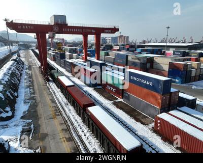 LIANYUNGANG, CINA - 6 FEBBRAIO 2024 - per caricare container per la base logistica a della cooperazione tra Cina e Kazakistan (Lianyungang) vengono utilizzati macchinari di grandi dimensioni Foto Stock