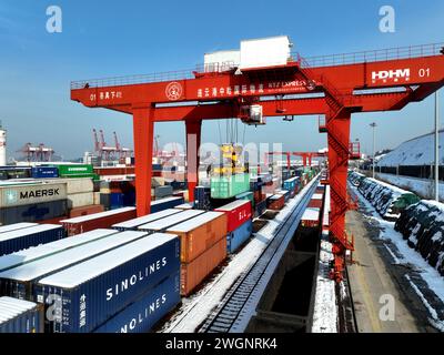 LIANYUNGANG, CINA - 6 FEBBRAIO 2024 - per caricare container per la base logistica a della cooperazione tra Cina e Kazakistan (Lianyungang) vengono utilizzati macchinari di grandi dimensioni Foto Stock