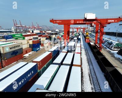 LIANYUNGANG, CINA - 6 FEBBRAIO 2024 - per caricare container per la base logistica a della cooperazione tra Cina e Kazakistan (Lianyungang) vengono utilizzati macchinari di grandi dimensioni Foto Stock