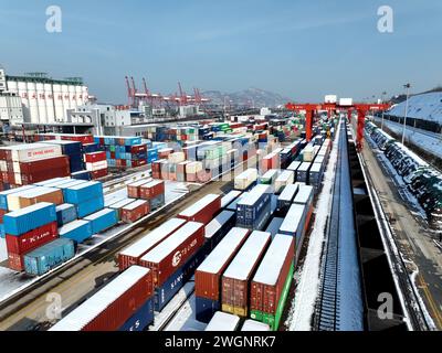 LIANYUNGANG, CINA - 6 FEBBRAIO 2024 - per caricare container per la base logistica a della cooperazione tra Cina e Kazakistan (Lianyungang) vengono utilizzati macchinari di grandi dimensioni Foto Stock