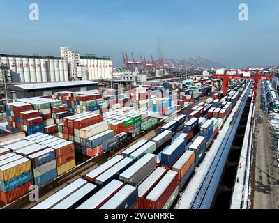 LIANYUNGANG, CINA - 6 FEBBRAIO 2024 - per caricare container per la base logistica a della cooperazione tra Cina e Kazakistan (Lianyungang) vengono utilizzati macchinari di grandi dimensioni Foto Stock