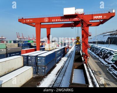 LIANYUNGANG, CINA - 6 FEBBRAIO 2024 - per caricare container per la base logistica a della cooperazione tra Cina e Kazakistan (Lianyungang) vengono utilizzati macchinari di grandi dimensioni Foto Stock