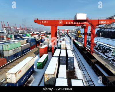 LIANYUNGANG, CINA - 6 FEBBRAIO 2024 - per caricare container per la base logistica a della cooperazione tra Cina e Kazakistan (Lianyungang) vengono utilizzati macchinari di grandi dimensioni Foto Stock