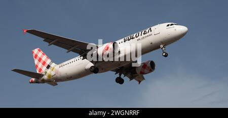 Tenerife, Spagna 28 gennaio 2024. Airbus A320-216 Volotea Airlines vola nel cielo blu. Atterraggio all'aeroporto di Tenerife Foto Stock