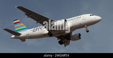 Tenerife, Spagna 28 gennaio 2024. Airbus A319-112 BRA Airlines vola nel cielo blu. Atterraggio all'aeroporto di Tenerife Foto Stock