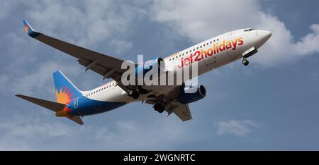 Tenerife, Spagna 28 gennaio 2024. Boeing 737-8MG Jet2 Airlines vola nel cielo blu. Atterraggio all'aeroporto di Tenerife Foto Stock