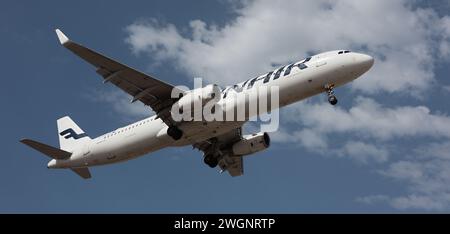 Tenerife, Spagna 28 gennaio 2024. Airbus A321-231 Finnair Airlines vola nel cielo blu. Atterraggio all'aeroporto di Tenerife Foto Stock