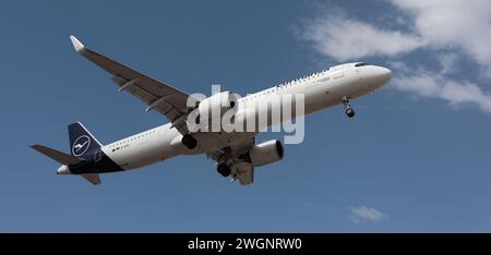 Tenerife, Spagna 28 gennaio 2024. Airbus A321-271NX Lufthansa Airlines vola nel cielo blu. Atterraggio all'aeroporto di Tenerife Foto Stock