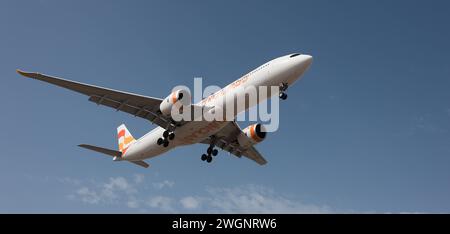 Tenerife, Spagna 28 gennaio 2024. Airbus A330-941 Sunclass Airlines vola nel cielo blu. Atterraggio all'aeroporto di Tenerife Foto Stock