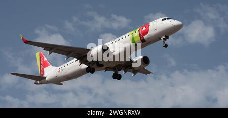 Tenerife, Spagna 28 gennaio 2024. Embraer E195AR TAP Express Airlines vola nel cielo blu. Atterraggio all'aeroporto di Tenerife Foto Stock