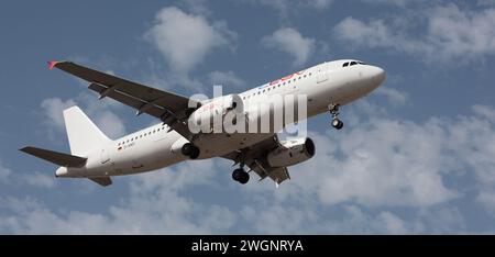 Tenerife, Spagna 28 gennaio 2024. Airbus A320-232 Leav Aviation Airlines vola nel cielo blu. Atterraggio all'aeroporto di Tenerife Foto Stock