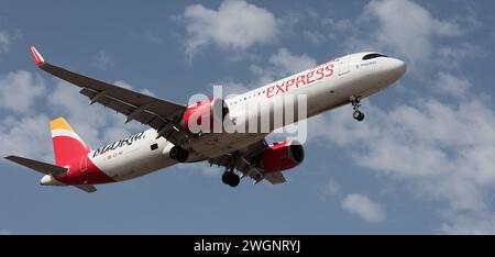 Tenerife, Spagna 28 gennaio 2024. Airbus A321-251NX Iberia Express Airlines vola nel cielo blu. Atterraggio all'aeroporto di Tenerife Foto Stock