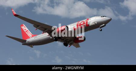 Tenerife, Spagna 28 gennaio 2024. Boeing 737-8MG Jet2 Airlines vola nel cielo blu. Atterraggio all'aeroporto di Tenerife Foto Stock