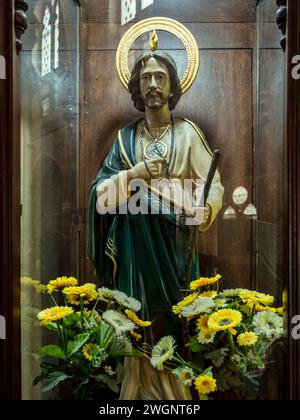 02 01 2024 Vintage Old Statua di St Giuda Thaddeus (Giuda), altare nella Cattedrale del Santo nome, Colaba Mumbai Maharashtra India. Asia. Foto Stock