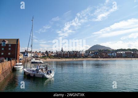 Uno yacht fuori dal porto di North Berwick in una giornata estiva. Foto Stock