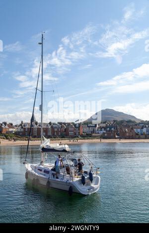 Uno yacht fuori dal porto di North Berwick in una giornata estiva. Foto Stock