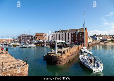 Uno yacht fuori dal porto di North Berwick in una giornata estiva. Foto Stock