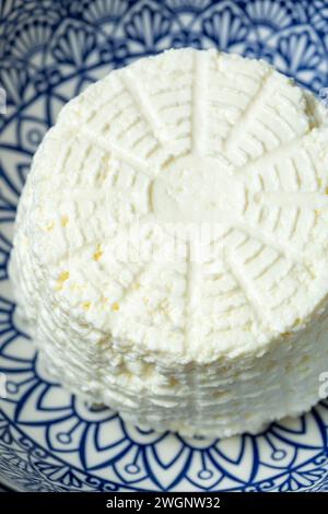 Primo piano di ricotta fatta in casa in una ciotola Foto Stock