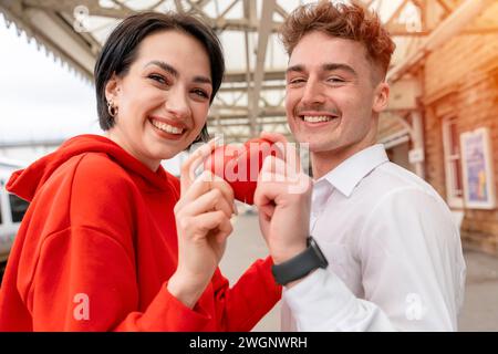 Coppia felice che cerca di collegare due pezzi di cuore - la relazione, nel concetto d'amore Foto Stock