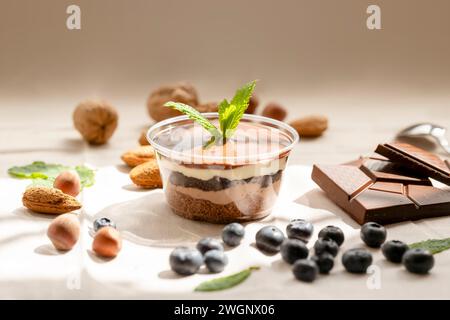 Barattolo di cioccolato in una tazza con pezzi di cioccolato, fragole, nocciole Foto Stock