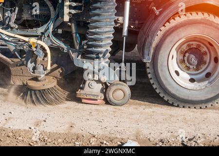 Pulizia della spazzatrice stradale accanto a un cantiere Foto Stock