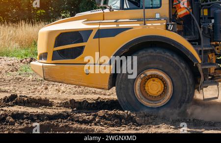 Primo piano del dispositivo di movimento terra del grande dumper articolato giallo Foto Stock
