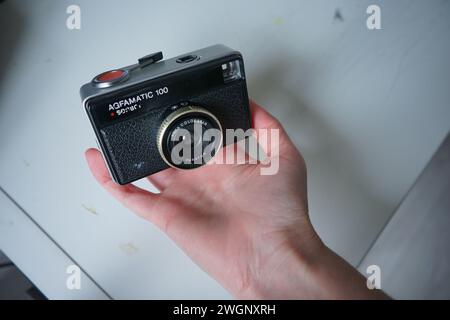 Fotocamera fotografica con sensore Agfamatic 100 su una scrivania bianca Foto Stock