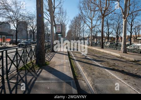 trasporto pubblico con rotaie della linea metropolitana leggera della città, fermata della stazione, mezzi di trasporto interrotti a causa dello sciopero. prospettiva con viale alberato. Foto Stock