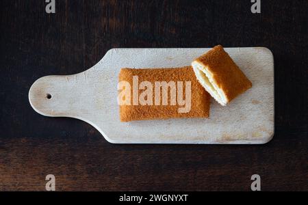Kaassoufflé su tagliere in legno, un popolare fast food olandese isolato, vista dall'alto Foto Stock