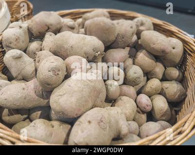 patate in vendita nel cestino del supermercato Foto Stock