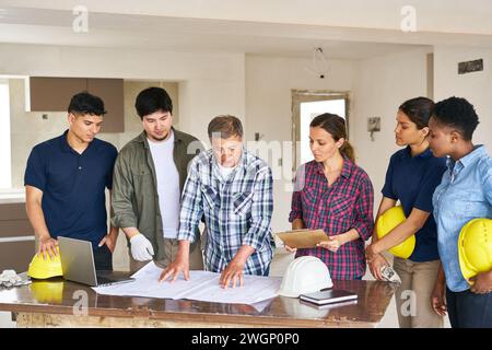 Architetto senior che discute il progetto con i colleghi Foto Stock