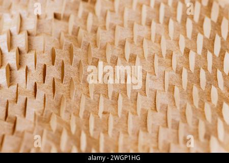 Carta marrone a fette per imballaggio. Utilizzo di materiali riciclabili. Sfondo, trama. Foto Stock