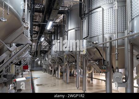 Vasche per vino moderne in metallo Foto Stock