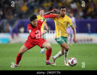 Al Wakrah, Qatar. 2 febbraio 2024. AL WAKRAH, QATAR - 2 FEBBRAIO: Keanu Baccus dell'Australia combatte contro Son Heung-min della Corea del Sud durante i quarti di finale della Coppa d'Asia AFC tra Australia e Corea del Sud allo stadio al Janoub il 2 febbraio 2024 ad al Wakrah, Qatar. (Foto di MB Media) credito: MB Media Solutions/Alamy Live News Foto Stock