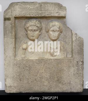 Stele funerarie con busti di un uomo con una spada e una donna. Fine i secolo d.C. - inizio II secolo d.C. Da Tsurnilishte, regione di Prilep, Macedonia. Museo Archeologico Nazionale. Sofia. Bulgaria. Foto Stock