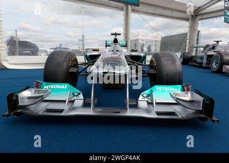 Vista frontale dei team Mercedes GP Petronas 1 2011, MGP W02 guidati da Michael Schumacher e Nico Rosberg, in mostra al Silverstone Festival Foto Stock