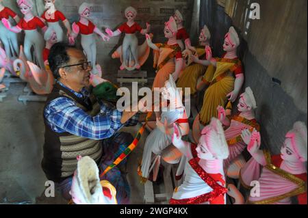 La statua della divinità indù Saraswati è stata decorata a Sylhet. Saraswati Goddess è intimamente legata alla conoscenza, all'educazione e all'apprendimento oltre alla musica e alle arti Quest'anno il Saraswati Puja, basato su Basant Panchami, si terrà mercoledì 7 febbraio. Bangladesh. Foto Stock