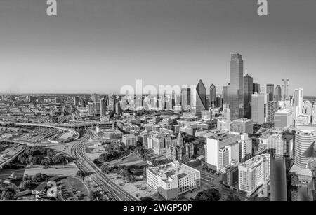 Dallas, Stati Uniti - 7 novembre 2023: Skyline panoramico nel tardo pomeriggio a Dallas, Texas, Stati Uniti Foto Stock