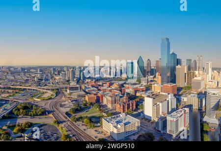 Dallas, Stati Uniti - 7 novembre 2023: Skyline panoramico nel tardo pomeriggio a Dallas, Texas, Stati Uniti Foto Stock