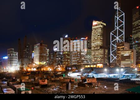 Kowloon, Hong Kong - 7 gennaio 2010: Vista notturna dello skyline di Hong Kong da Victoria di notte, Kowloon, Hong Kong. Foto Stock