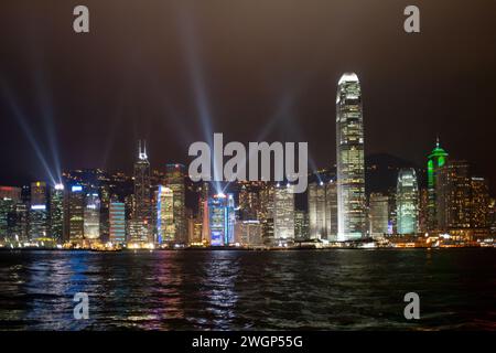 Kowloon, Hong Kong - 7 gennaio 2010: Vista durante lo spettacolo laser del Porto di Hong Kong allo Skyline di Victoria di notte, Kowloon, Hong Kong Foto Stock