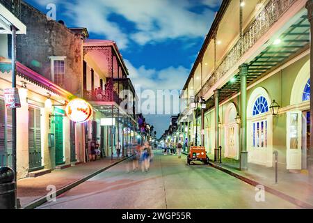 New Orleans - USA - 24 ottobre 2023: Pub e bar con luci al neon nel quartiere francese, nel centro di New Orleans di prima mattina. Foto Stock