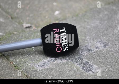 Downing Street, Londra, Regno Unito. 6 febbraio 2024. Times radio microfono sul marciapiede fuori 10 Downing Street. Crediti: Malcolm Park/Alamy Live News Foto Stock