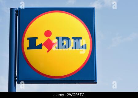 Tenerife, Spagna 28 gennaio 2024: Segno del cielo del supermercato Lidl nelle isole Canarie di Tenerife. Lidl Stiftung & Co KG è un super sconto tedesco globale Foto Stock