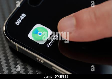 New York, USA - 24 gennaio 2024: Toccare in alto per aprire l'icona trova app con il dito su iphone 15 pro max vista ravvicinata Foto Stock