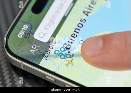 New York, USA - 24 gennaio 2024: Traffico aereo a Buenos Aires su iphone 15 pro max screen close up view Foto Stock