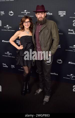 Lisa Loeb mit Ehemann Roey Hershkovitz bei der Grammy After Party der Universal Music Group a den NYA Studios West. Los Angeles, 04.02.2024 *** Lisa Loeb con il marito Roey Hershkovitz agli Universal Music Groups Grammy After Party agli NYA Studios West Los Angeles, 04 02 2024 foto:xD.xStarbuckx/xFuturexImagex Universal 4399 Foto Stock