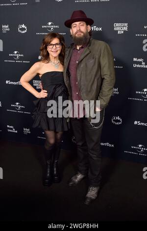 Lisa Loeb mit Ehemann Roey Hershkovitz bei der Grammy After Party der Universal Music Group a den NYA Studios West. Los Angeles, 04.02.2024 *** Lisa Loeb con il marito Roey Hershkovitz agli Universal Music Groups Grammy After Party agli NYA Studios West Los Angeles, 04 02 2024 foto:xD.xStarbuckx/xFuturexImagex Universal 4400 Foto Stock